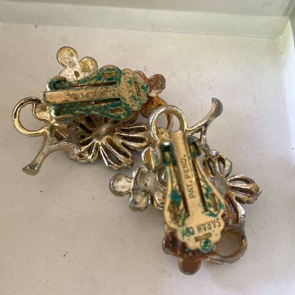 1960's SARAH COVENTRY — Black Iris Brooch/Pendant w/ matching clip on Earrings - Picture 6 of 7